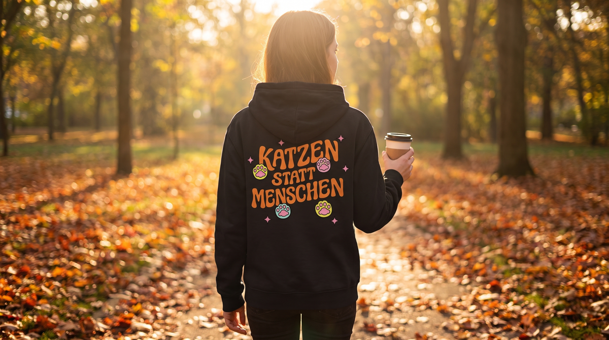 Frau trägt den Katzen statt Menschen Hoodie von Beyond Humor mit Backprint beim Herbstspaziergang