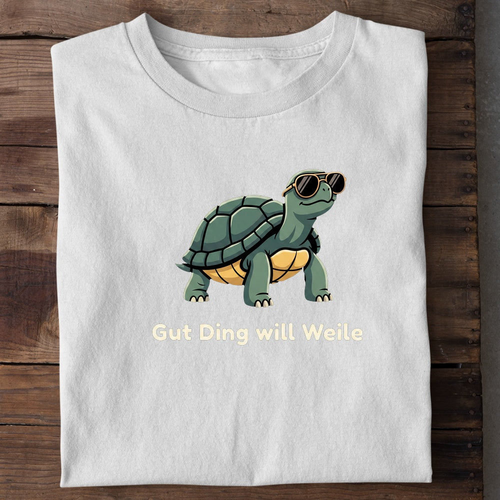 Unisex Bio-T-Shirt von Beyond Humor mit einer gemütlichen Schildkröte und dem Spruch 'Gut Ding will Weile'