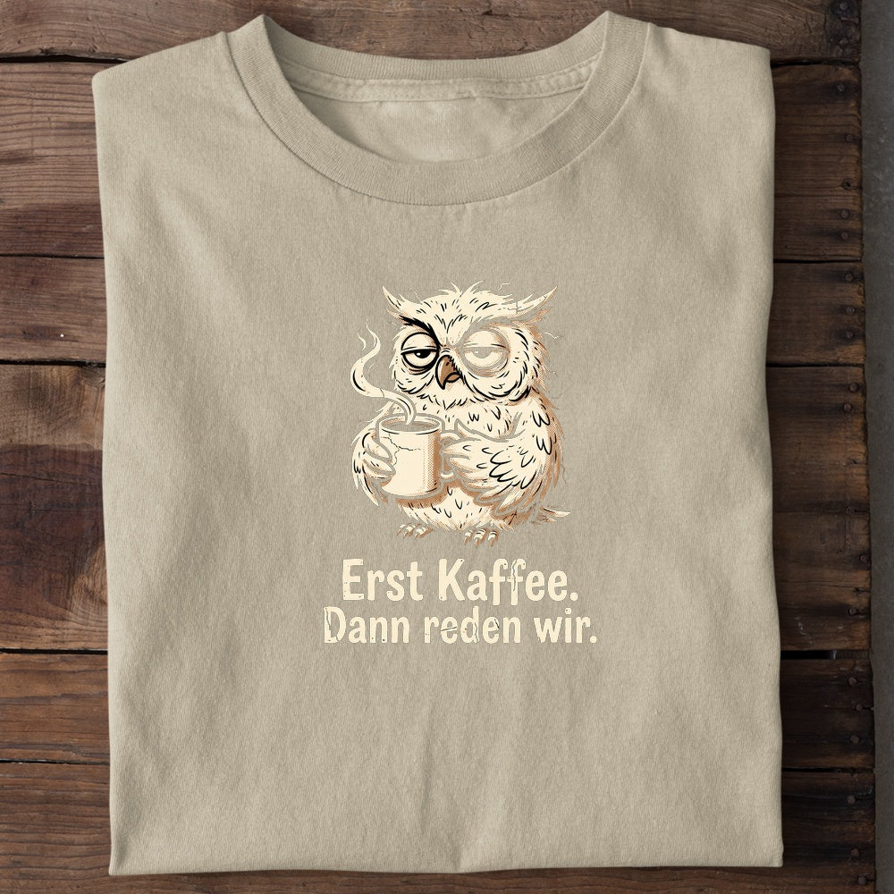 Unisex Bio-T-Shirt von Beyond Humor mit verschlafener Eule und dem Spruch 'Erst Kaffee. Dann reden wir.'