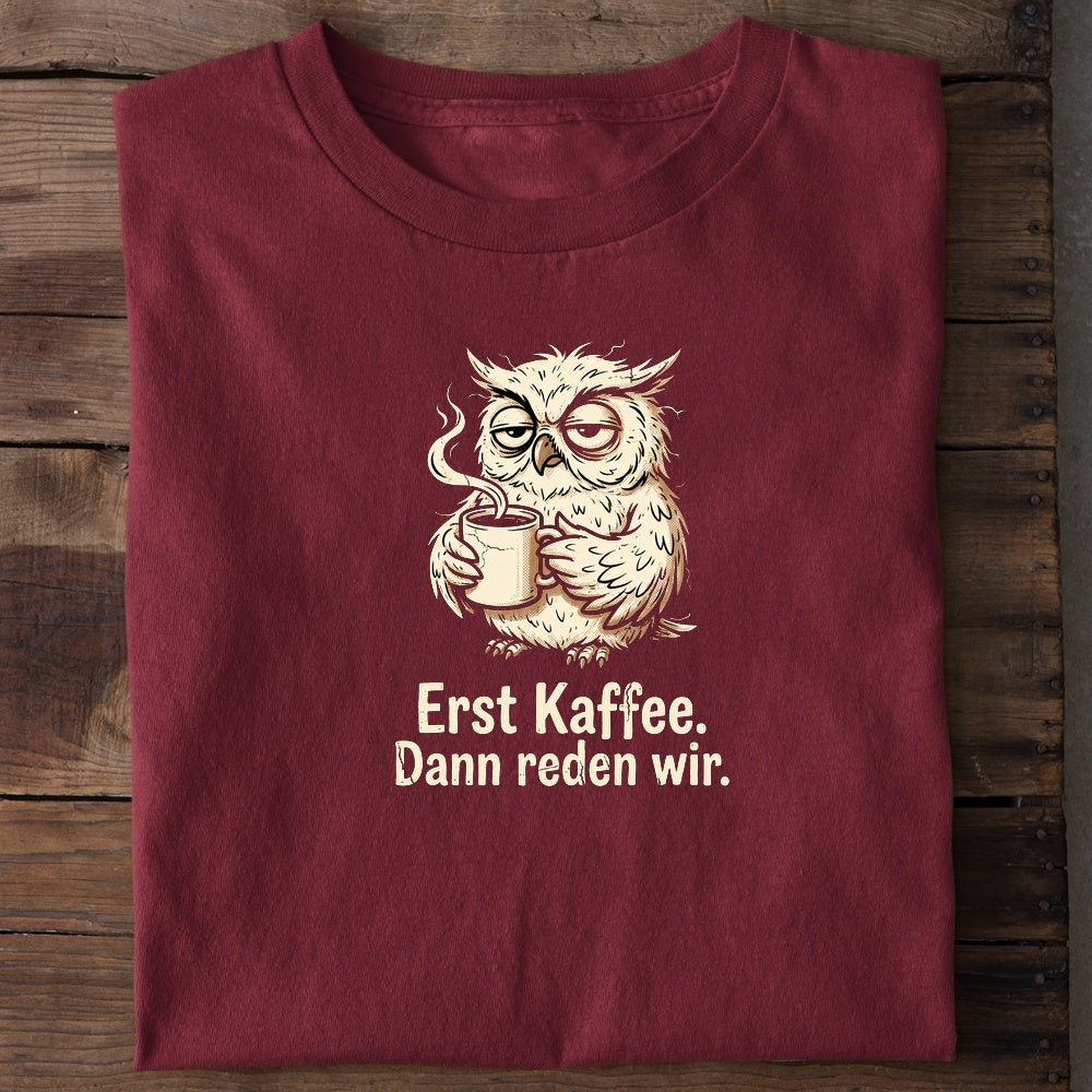 Unisex Bio-T-Shirt von Beyond Humor mit verschlafener Eule und dem Spruch 'Erst Kaffee. Dann reden wir.'