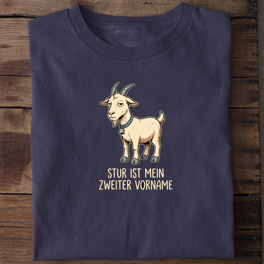 Unisex Bio-T-Shirt von Beyond Humor mit sturer Ziege und dem Spruch 'Stur ist mein zweiter Vorname'