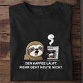 T-Shirt Der Kaffee läuft Faultier, getragen