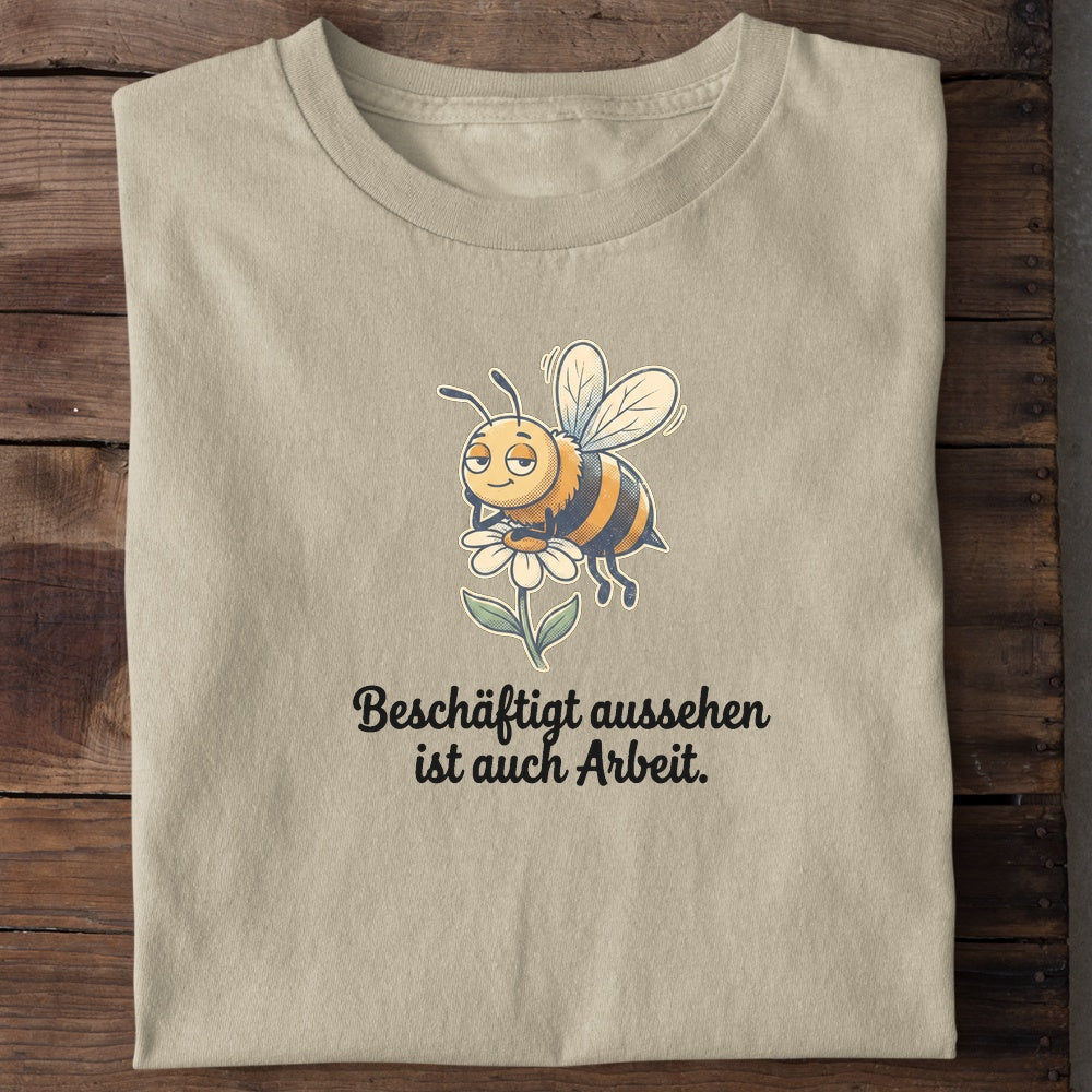 Unisex Bio-T-Shirt von Beyond Humor mit fleißiger Biene und dem Spruch 'Beschäftigt'