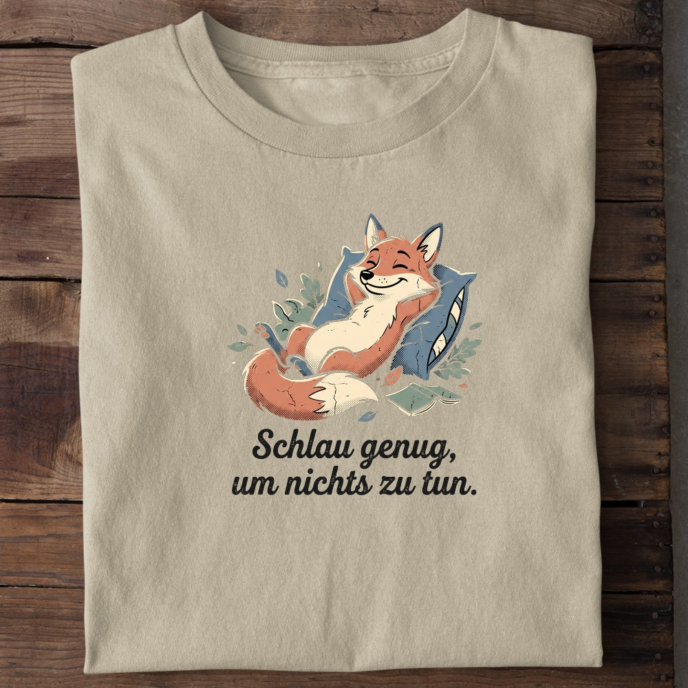 Unisex Bio-T-Shirt von Beyond Humor mit entspanntem Fuchs und dem Spruch 'Schlau genug, um nichts zu tun'
