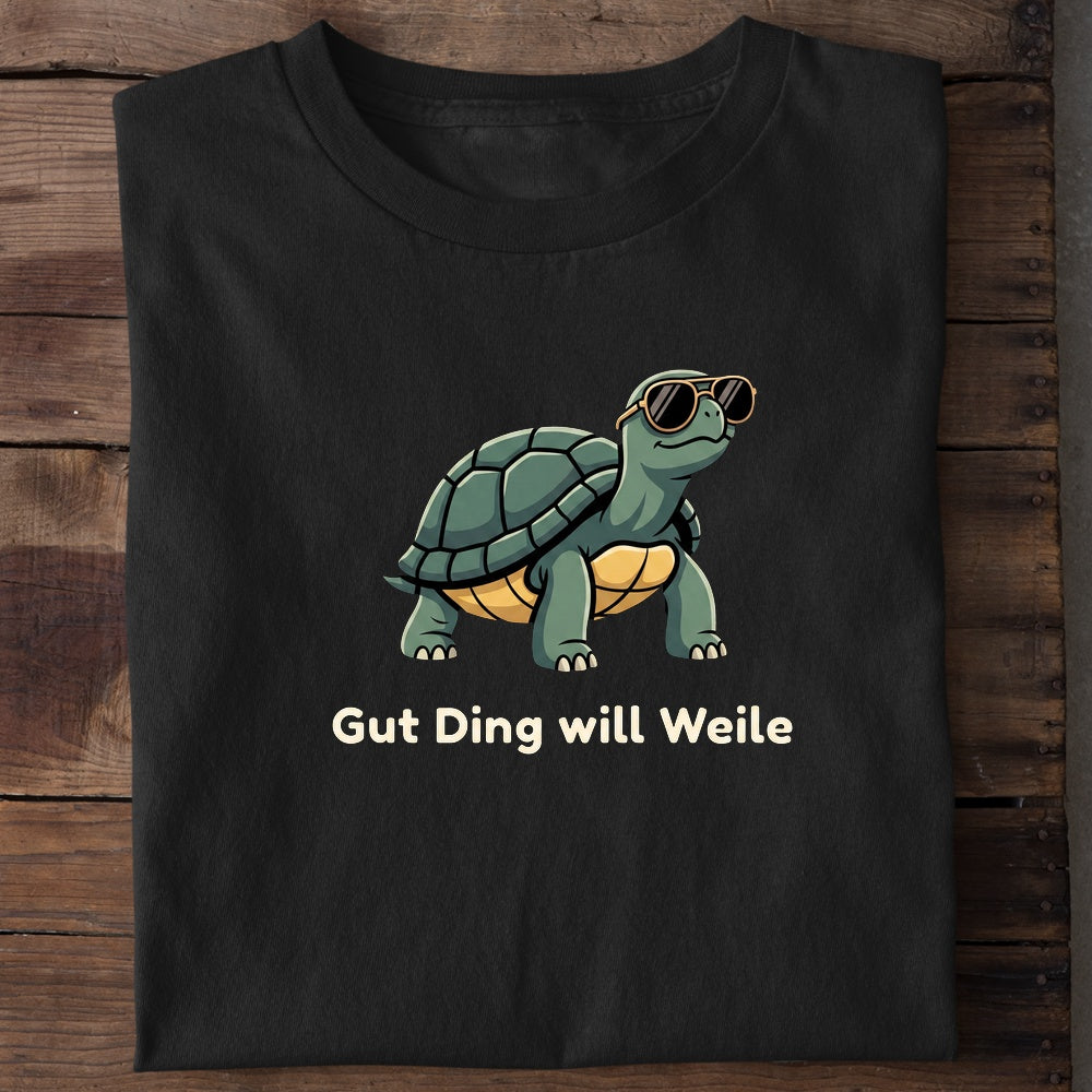 Unisex Bio-T-Shirt von Beyond Humor mit einer gemütlichen Schildkröte und dem Spruch 'Gut Ding will Weile'
