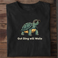 Unisex Bio-T-Shirt von Beyond Humor mit einer gemütlichen Schildkröte und dem Spruch 'Gut Ding will Weile'