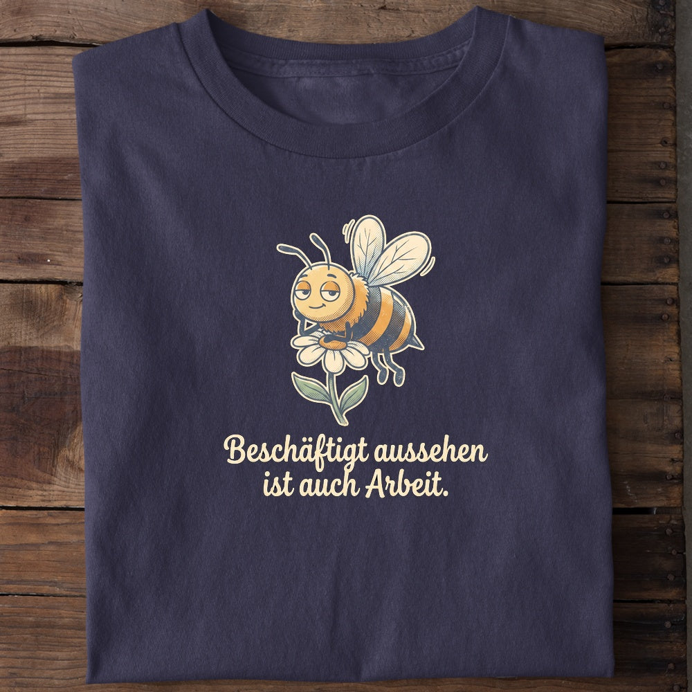 Unisex Bio-T-Shirt von Beyond Humor mit fleißiger Biene und dem Spruch 'Beschäftigt'