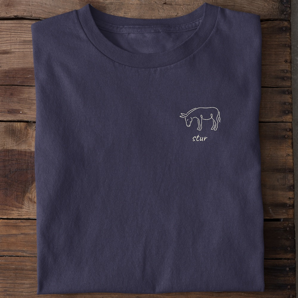 Unisex Bio-T-Shirt von Beyond Humor mit sturem Esel und dem Spruch 'Sturer Esel minimalistisch'