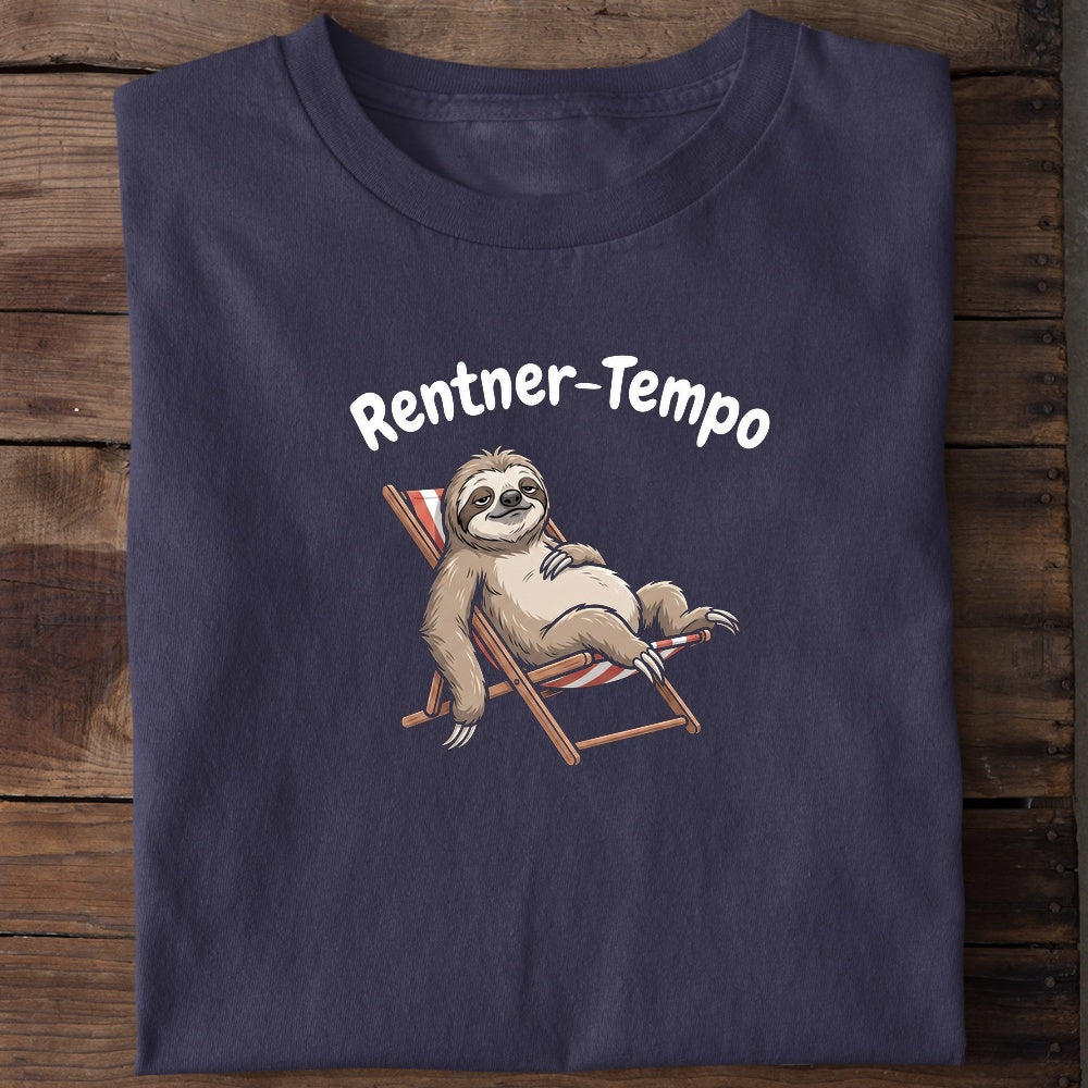 Unisex Bio-T-Shirt von Beyond Humor mit gemütlichem Faultier und dem Spruch 'Rentner-Tempo'