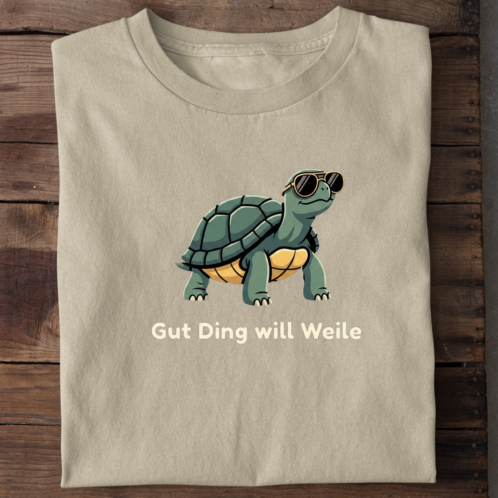 Unisex Bio-T-Shirt von Beyond Humor mit einer gemütlichen Schildkröte und dem Spruch 'Gut Ding will Weile'