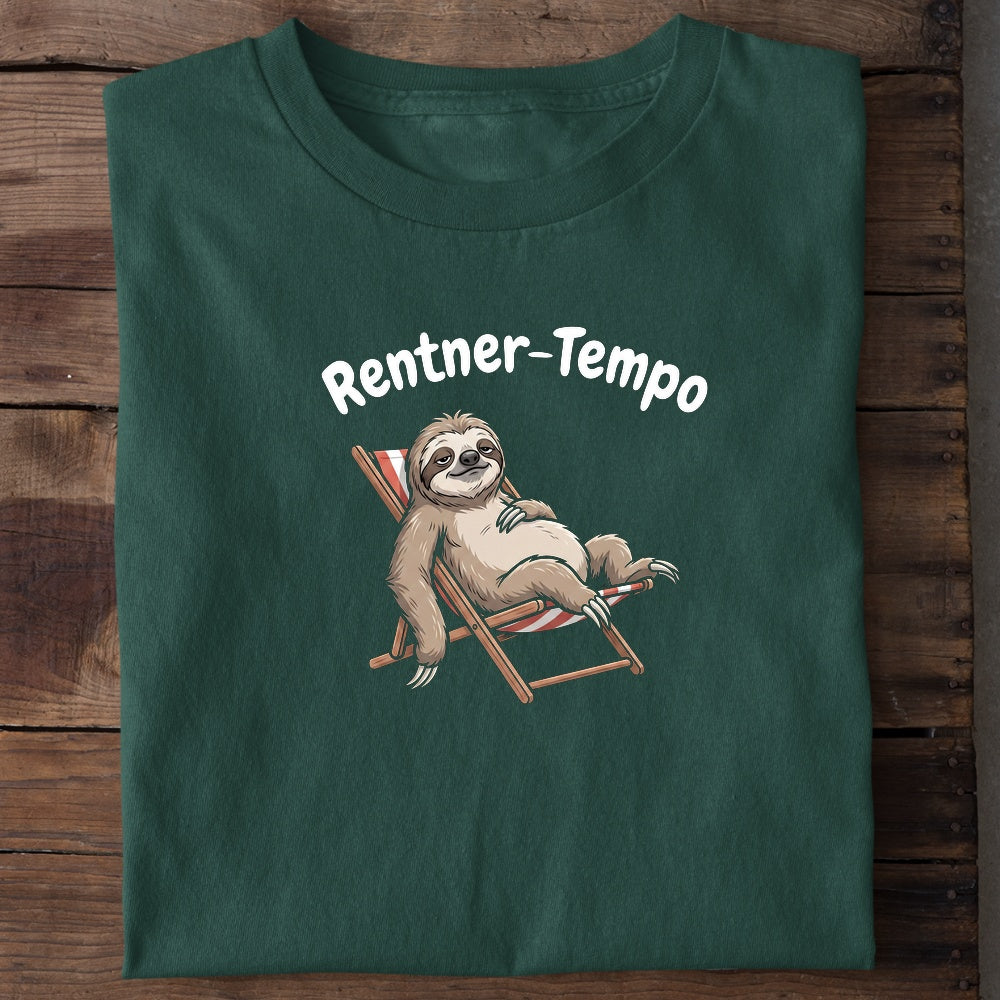 Unisex Bio-T-Shirt von Beyond Humor mit gemütlichem Faultier und dem Spruch 'Rentner-Tempo'