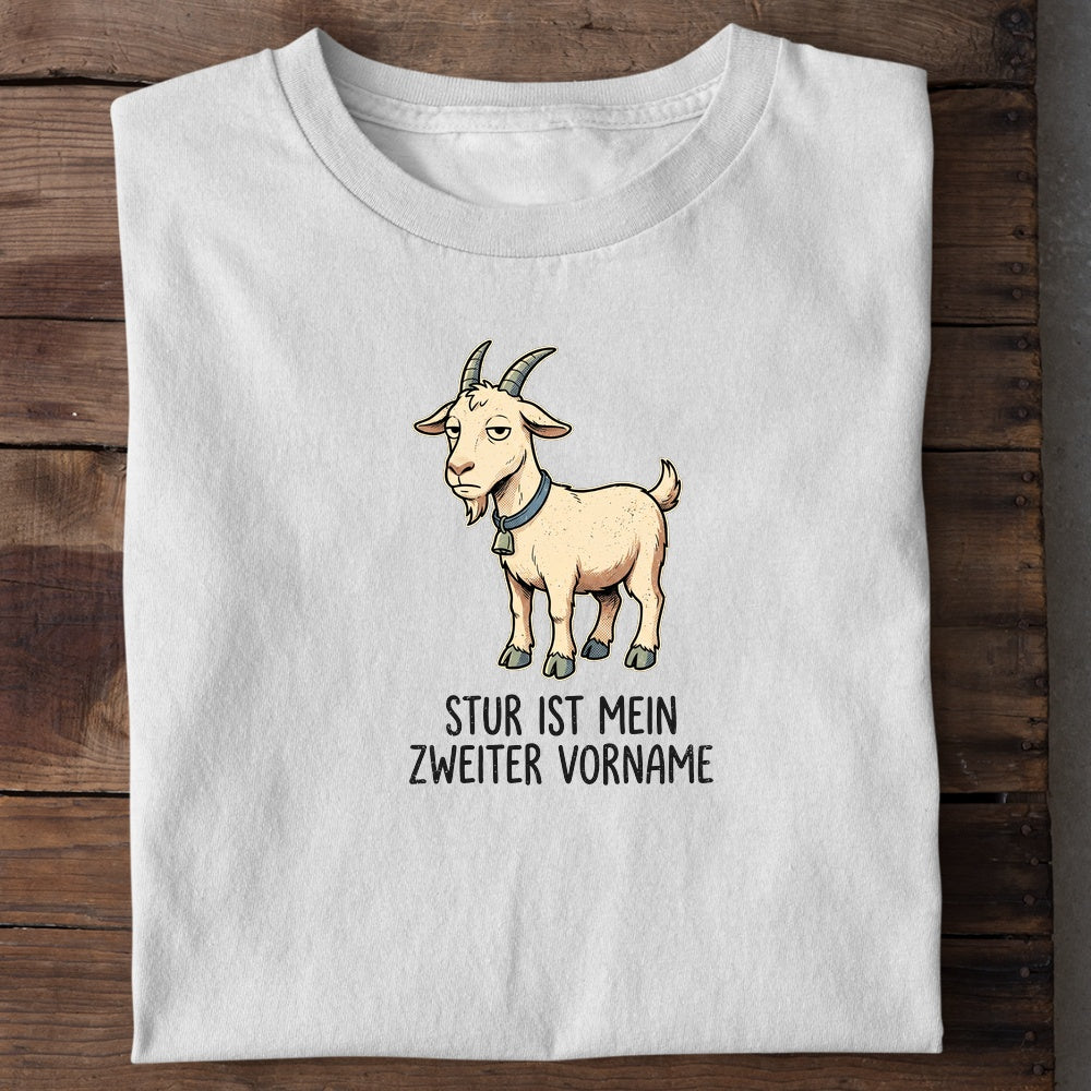 Unisex Bio-T-Shirt von Beyond Humor mit sturer Ziege und dem Spruch 'Stur ist mein zweiter Vorname'