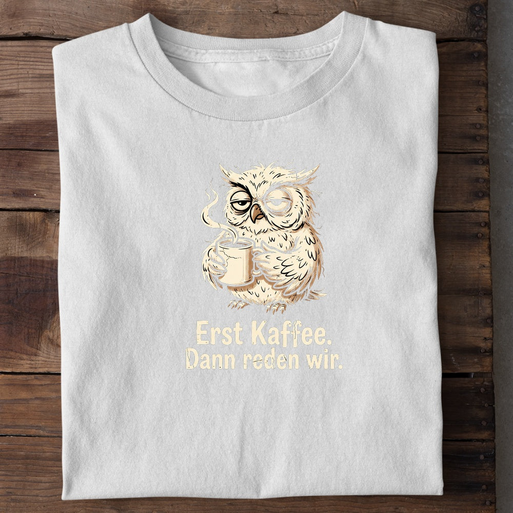 Unisex Bio-T-Shirt von Beyond Humor mit verschlafener Eule und dem Spruch 'Erst Kaffee. Dann reden wir.'