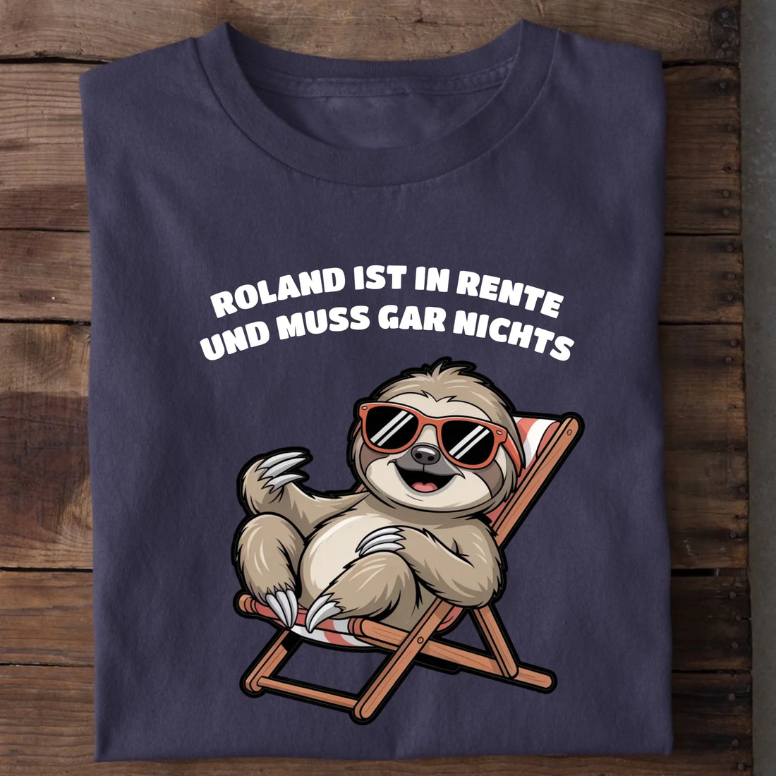 Unisex Bio-T-Shirt von Beyond Humor mit entspanntem Faultier und dem Spruch 'Rente Faultier' – Ansicht 2