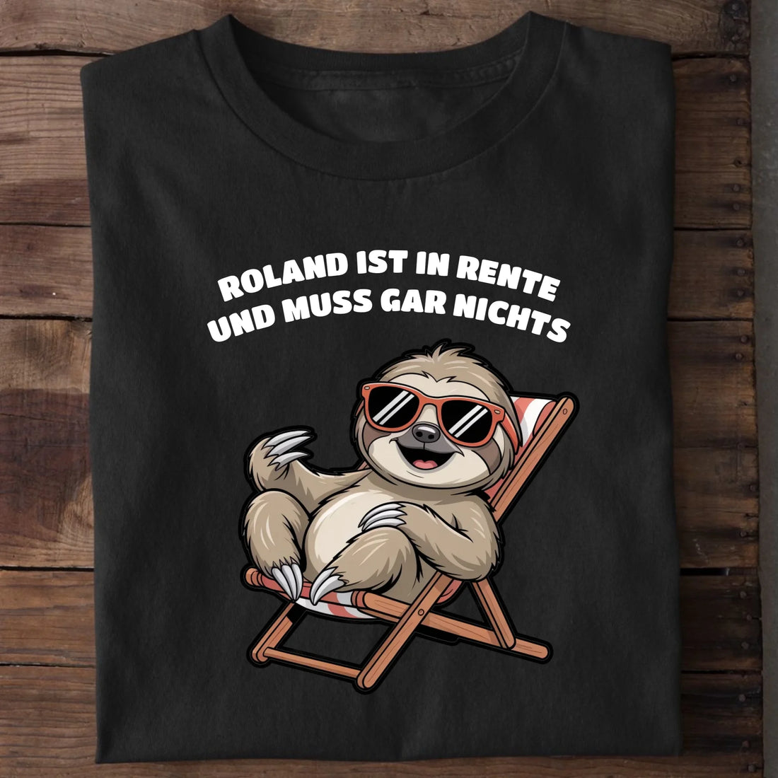 Unisex Bio-T-Shirt von Beyond Humor mit entspanntem Faultier und dem Spruch 'Rente Faultier' – Ansicht 1
