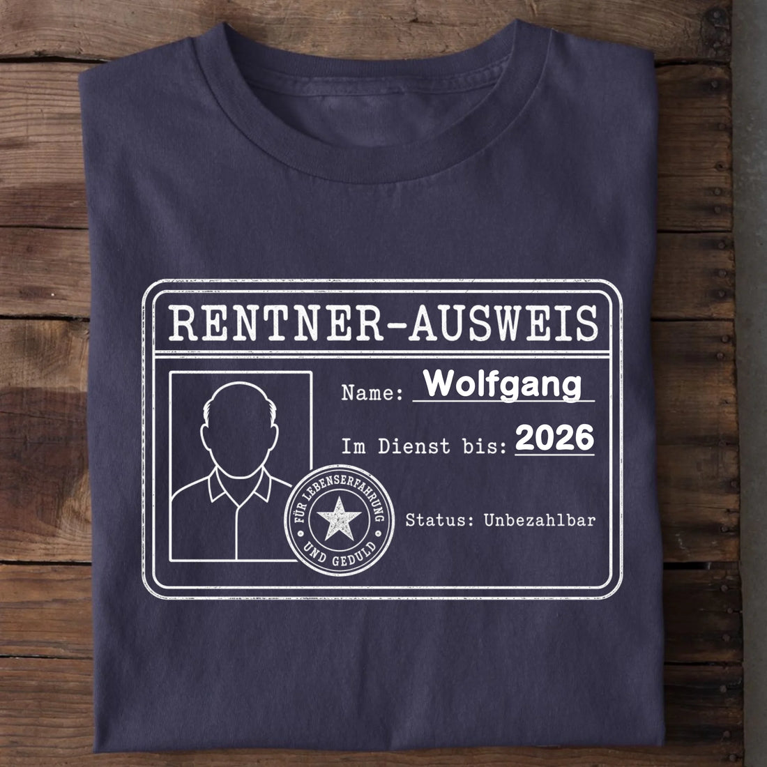 Personalisierbares T-Shirt mit Motiv 'Rentnerausweis', Ansicht 2