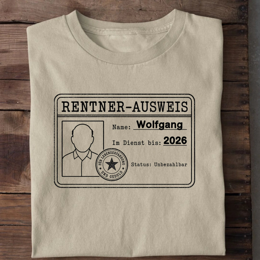Personalisierbares T-Shirt mit Motiv 'Rentnerausweis', Ansicht 5