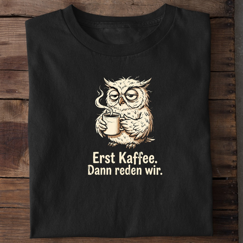 Unisex Bio-T-Shirt von Beyond Humor mit verschlafener Eule und dem Spruch 'Erst Kaffee. Dann reden wir.'