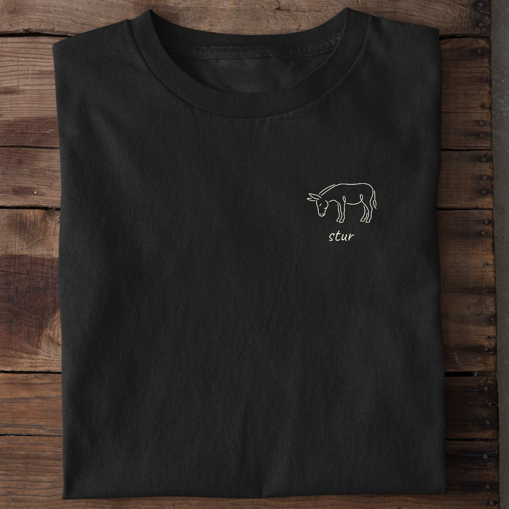 Unisex Bio-T-Shirt von Beyond Humor mit sturem Esel und dem Spruch 'Sturer Esel minimalistisch'