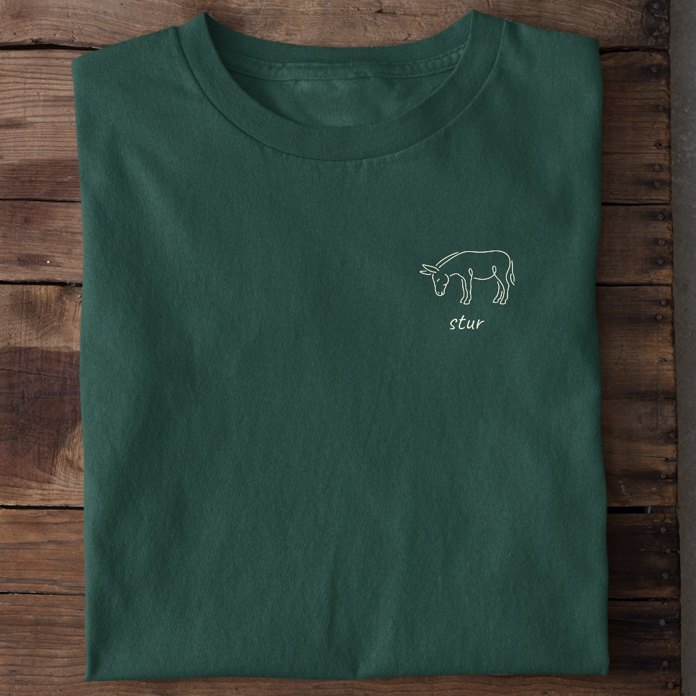 Unisex Bio-T-Shirt von Beyond Humor mit sturem Esel und dem Spruch 'Sturer Esel minimalistisch'