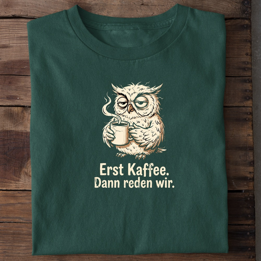 Unisex Bio-T-Shirt von Beyond Humor mit verschlafener Eule und dem Spruch 'Erst Kaffee. Dann reden wir.'