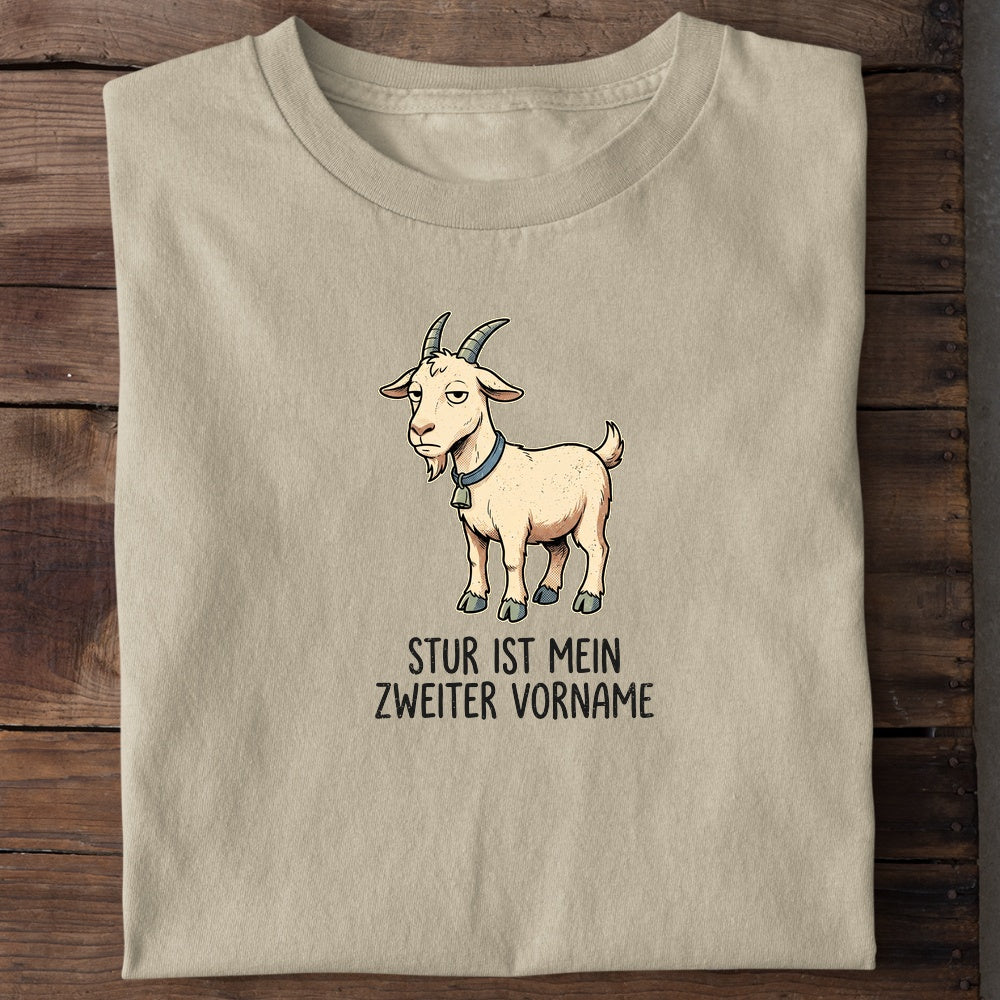 Unisex Bio-T-Shirt von Beyond Humor mit sturer Ziege und dem Spruch 'Stur ist mein zweiter Vorname'