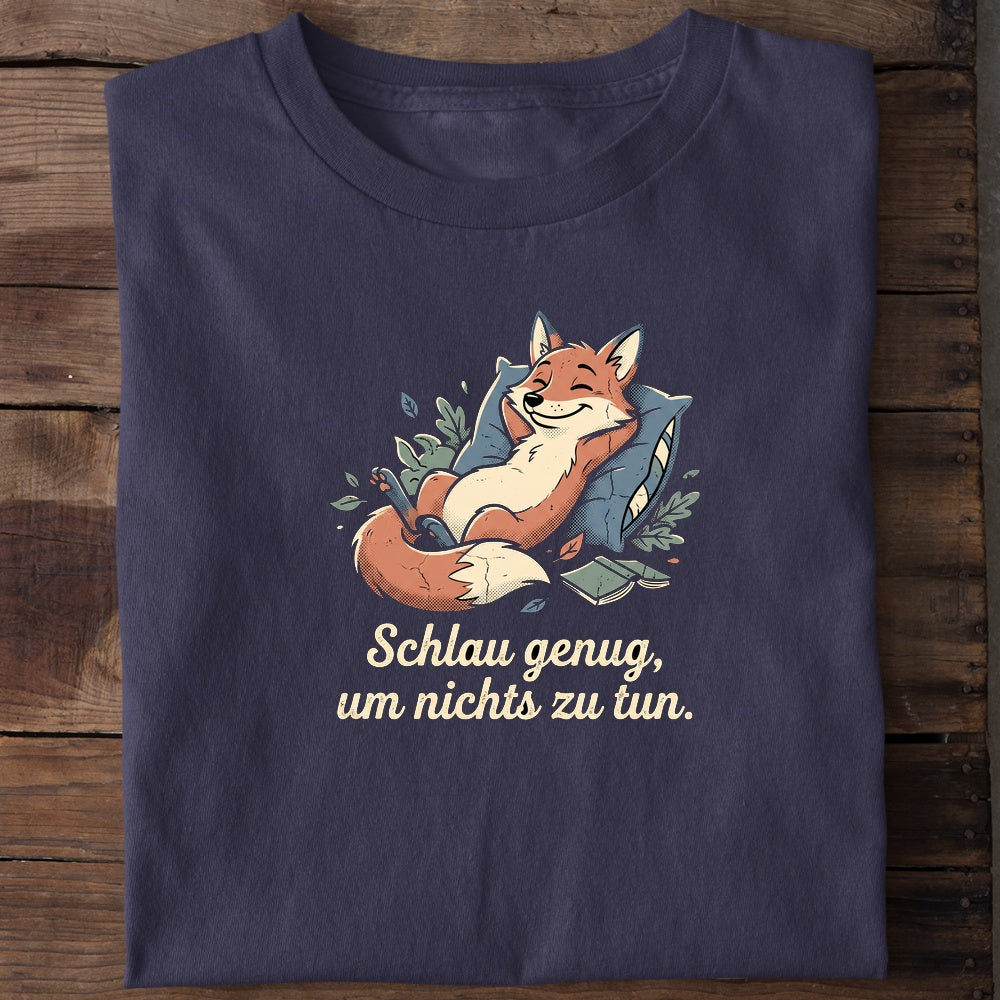 Unisex Bio-T-Shirt von Beyond Humor mit entspanntem Fuchs und dem Spruch 'Schlau genug, um nichts zu tun'