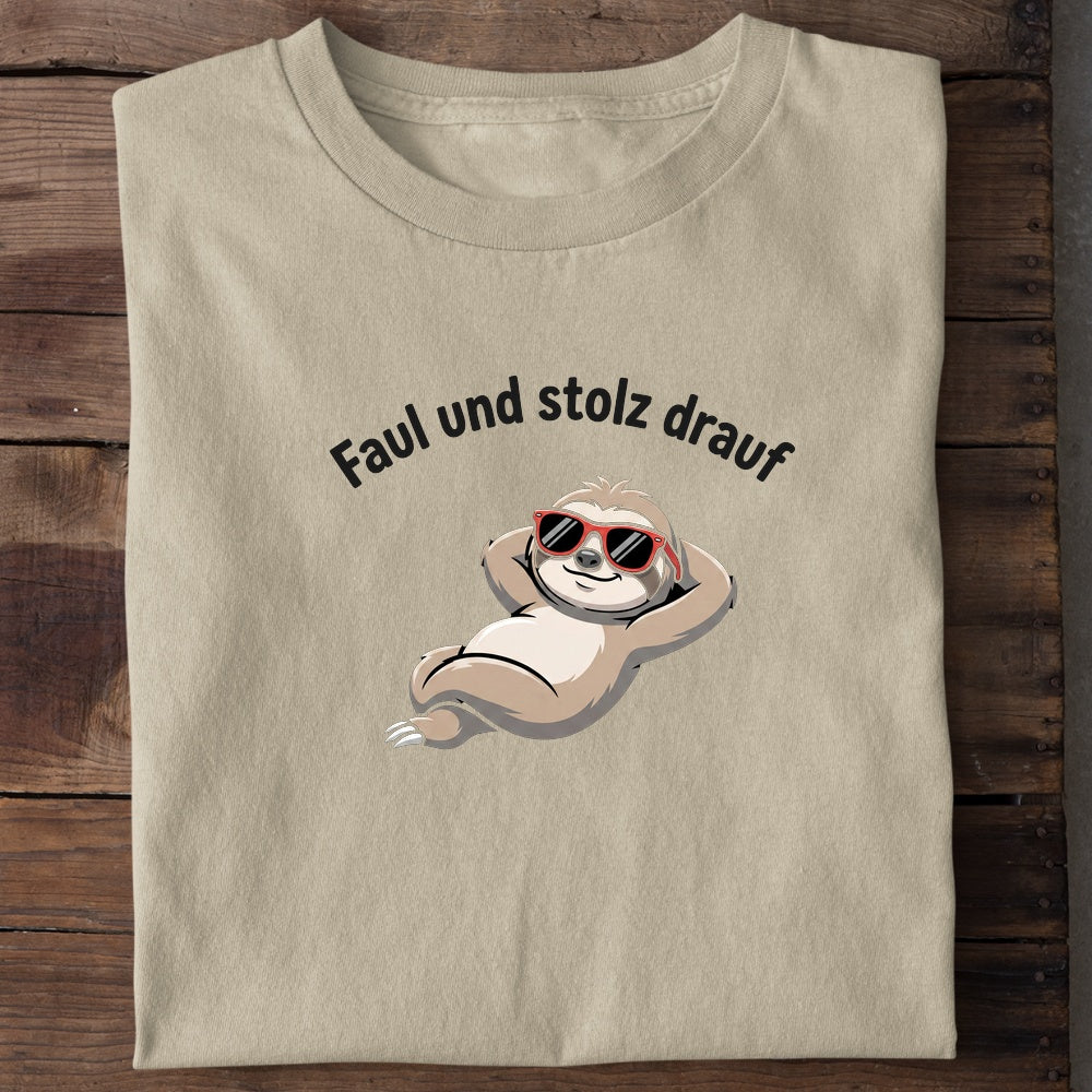Unisex Bio-T-Shirt von Beyond Humor mit faulem Faultier und dem Spruch 'Faul und stolz'