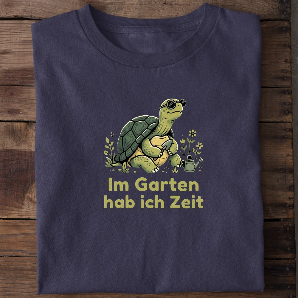 Unisex Bio-T-Shirt von Beyond Humor mit gemütlicher Schildkröte und dem Spruch 'Im Garten'