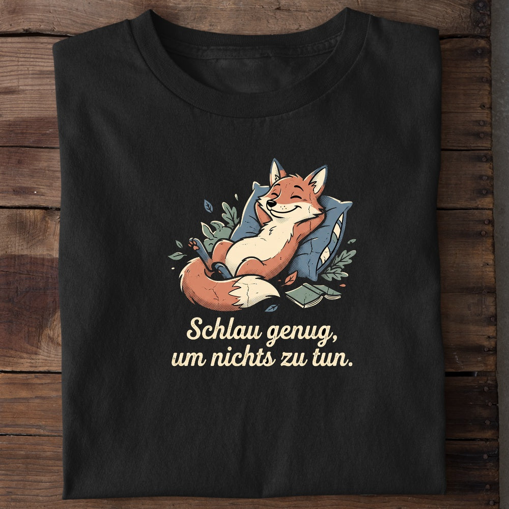Unisex Bio-T-Shirt von Beyond Humor mit entspanntem Fuchs und dem Spruch 'Schlau genug, um nichts zu tun'