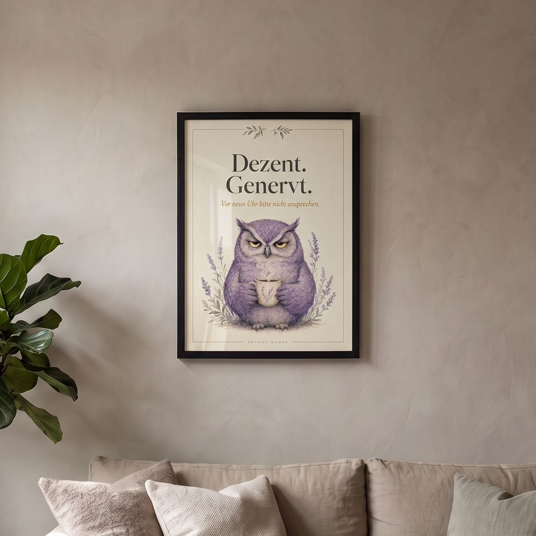 Dezent Genervt Poster gerahmt über dem Sofa im Wohnzimmer, A4