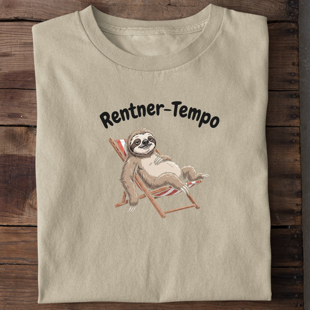 Unisex Bio-T-Shirt von Beyond Humor mit gemütlichem Faultier und dem Spruch 'Rentner-Tempo'