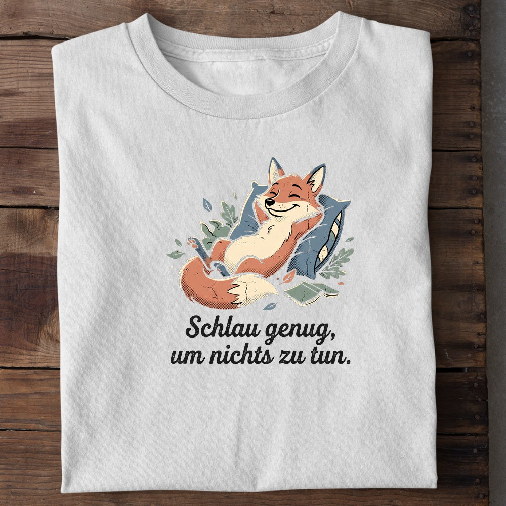 Unisex Bio-T-Shirt von Beyond Humor mit entspanntem Fuchs und dem Spruch 'Schlau genug, um nichts zu tun'