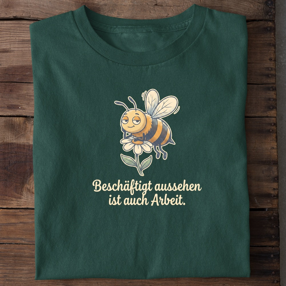 Unisex Bio-T-Shirt von Beyond Humor mit fleißiger Biene und dem Spruch 'Beschäftigt'
