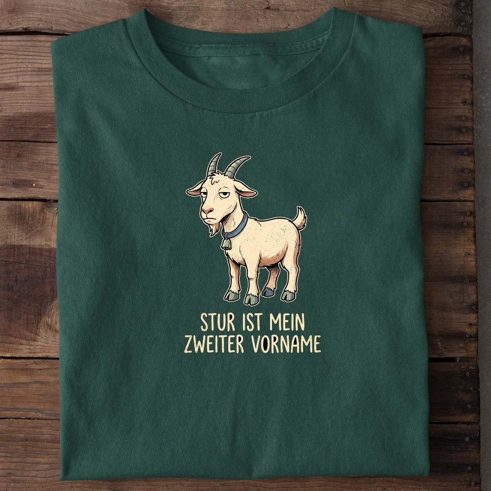 Unisex Bio-T-Shirt von Beyond Humor mit sturer Ziege und dem Spruch 'Stur ist mein zweiter Vorname'
