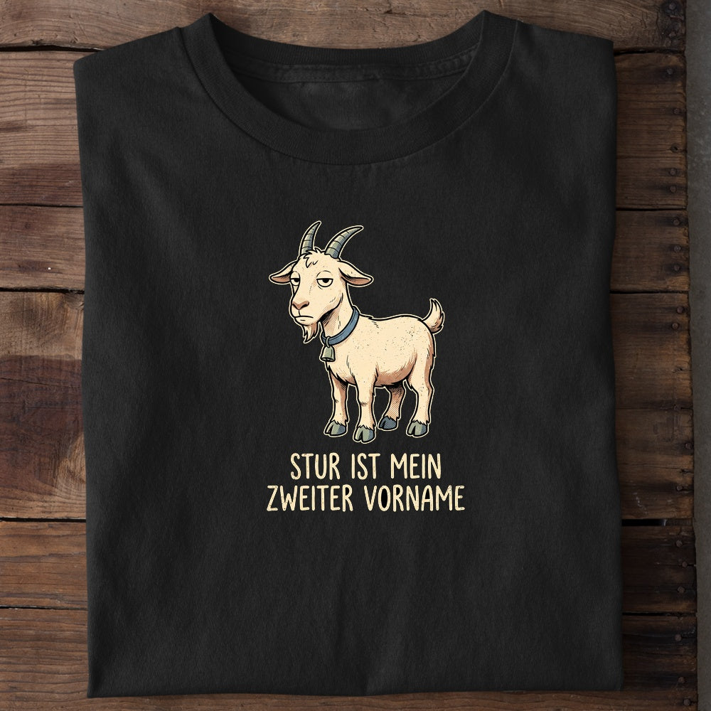 Unisex Bio-T-Shirt von Beyond Humor mit sturer Ziege und dem Spruch 'Stur ist mein zweiter Vorname'