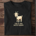 Unisex Bio-T-Shirt von Beyond Humor mit sturer Ziege und dem Spruch 'Stur ist mein zweiter Vorname'