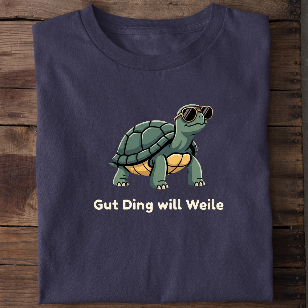 Unisex Bio-T-Shirt von Beyond Humor mit einer gemütlichen Schildkröte und dem Spruch 'Gut Ding will Weile'