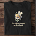 Unisex Bio-T-Shirt von Beyond Humor mit fleißiger Biene und dem Spruch 'Beschäftigt'