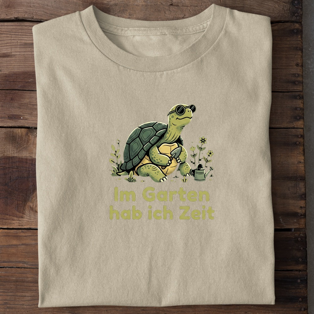 Unisex Bio-T-Shirt von Beyond Humor mit gemütlicher Schildkröte und dem Spruch 'Im Garten'