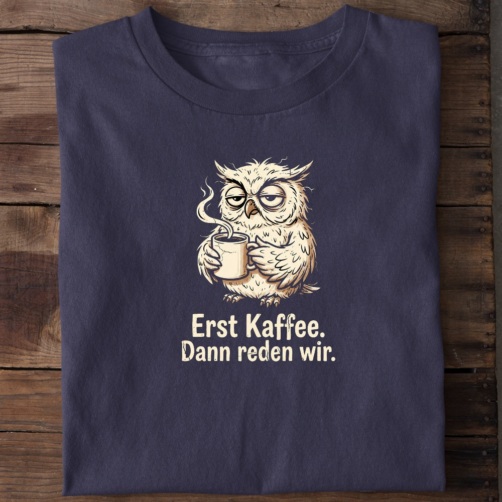 Unisex Bio-T-Shirt von Beyond Humor mit verschlafener Eule und dem Spruch 'Erst Kaffee. Dann reden wir.'