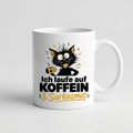 Lustige Tasse mit Spruch Ich laufe auf Koffein und Sarkasmus mit Katze, Henkel seitlich