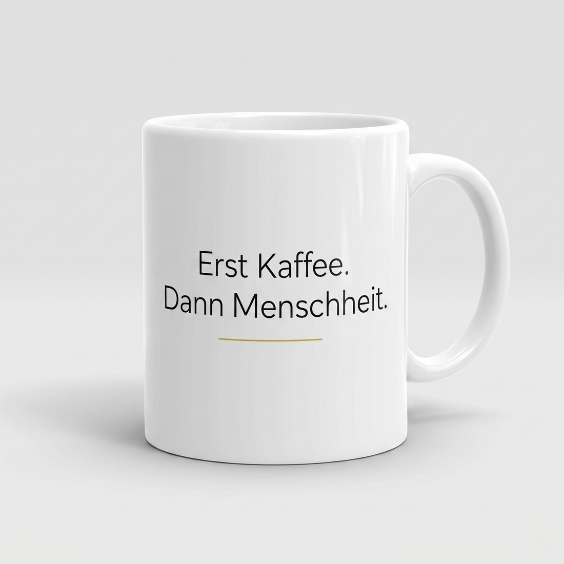Lustige Tasse mit Spruch Erst Kaffee dann Menschheit, Henkel seitlich