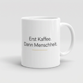 Lustige Tasse mit Spruch Erst Kaffee dann Menschheit, Henkel seitlich