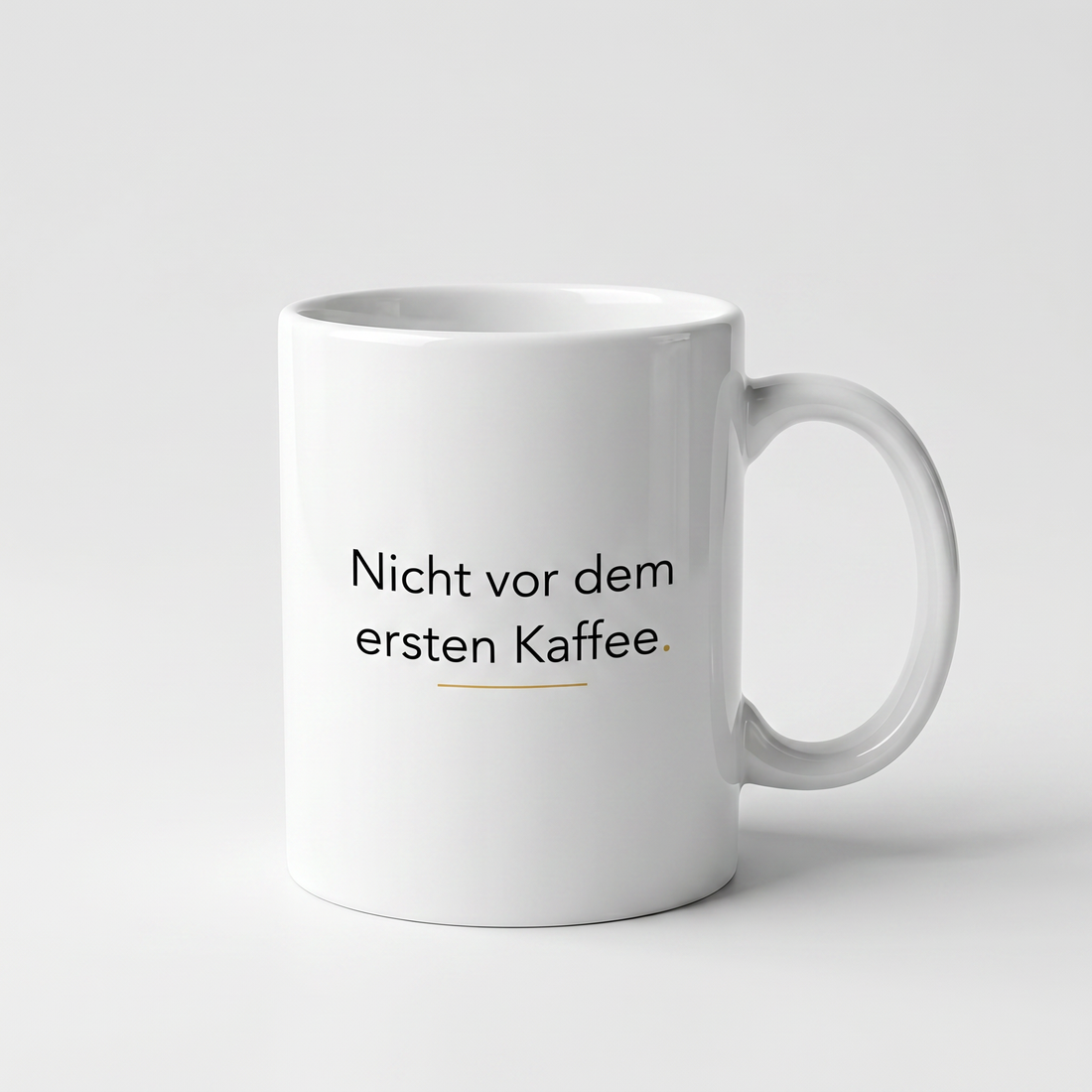 Lustige Tasse mit Spruch Nicht vor dem ersten Kaffee, Henkel seitlich