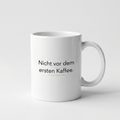 Lustige Tasse mit Spruch Nicht vor dem ersten Kaffee, Henkel seitlich