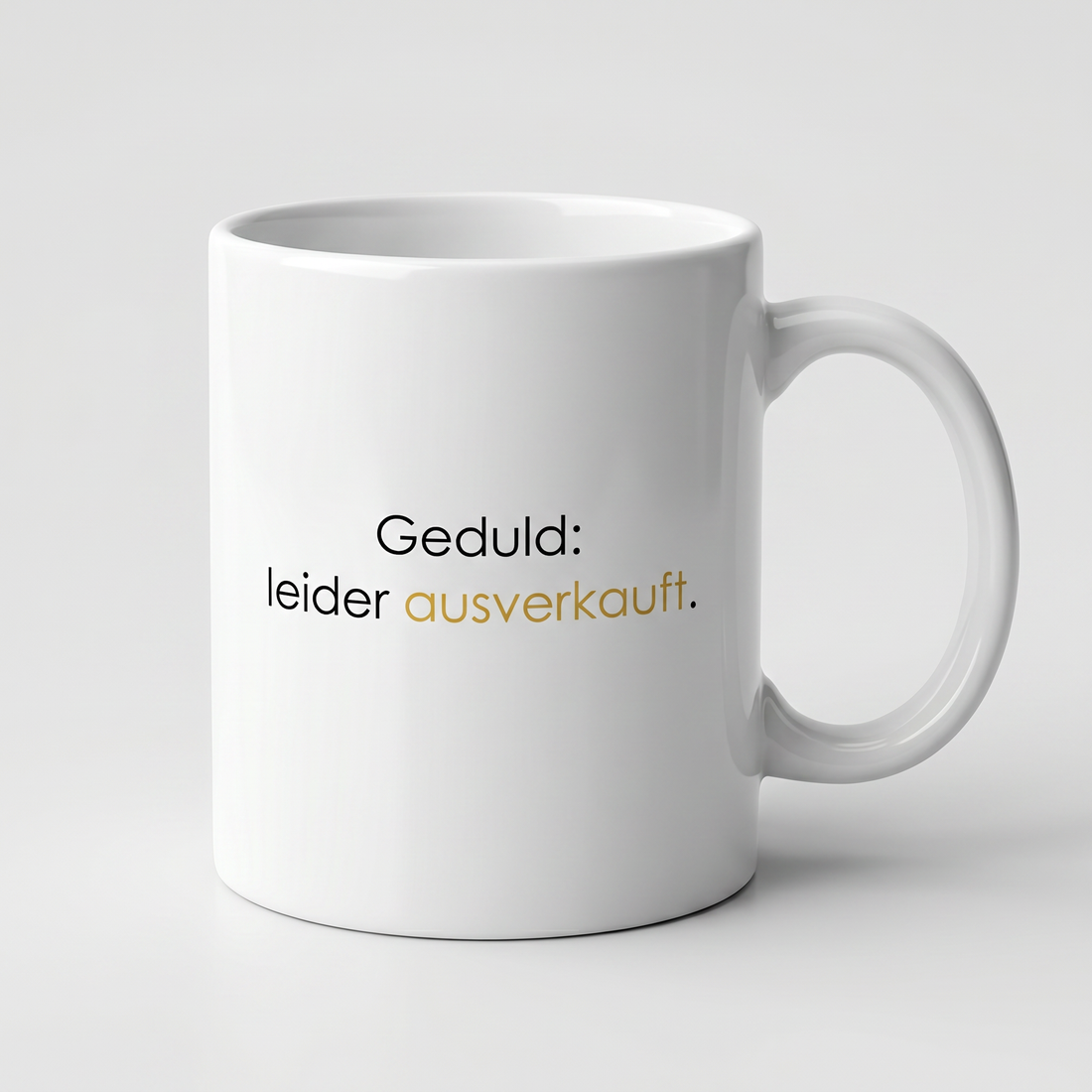 Lustige Tasse mit Spruch Geduld leider ausverkauft, Henkel seitlich