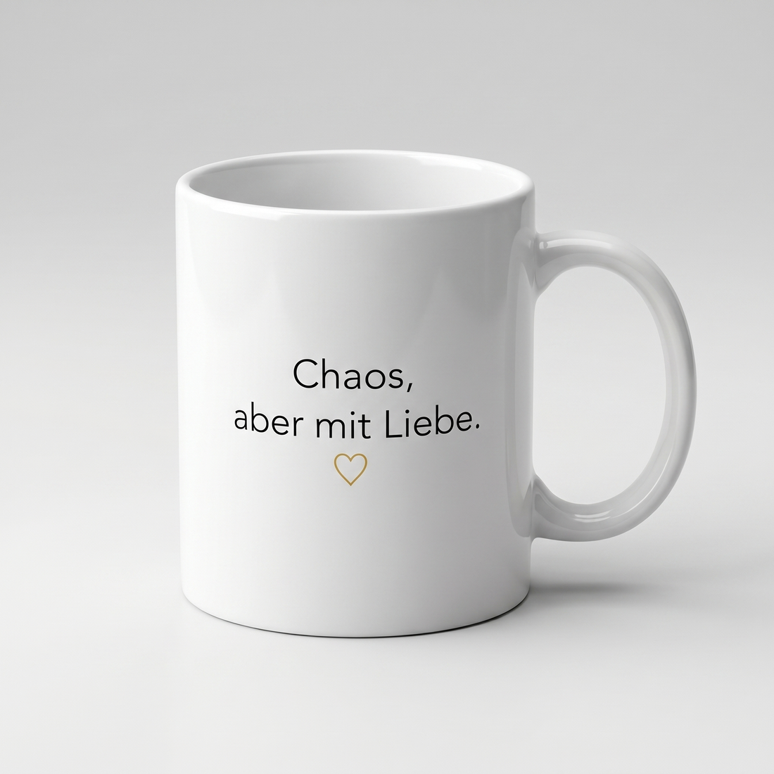 Lustige Tasse mit Spruch Chaos aber mit Liebe, Henkel seitlich