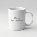 Lustige Tasse mit Spruch Chaos aber mit Liebe, Henkel seitlich