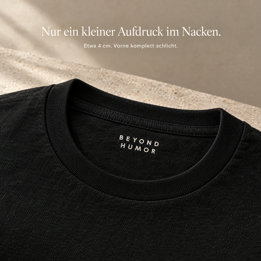Nur ein kleiner Aufdruck im Nacken: BEYOND HUMOR, etwa 4 cm